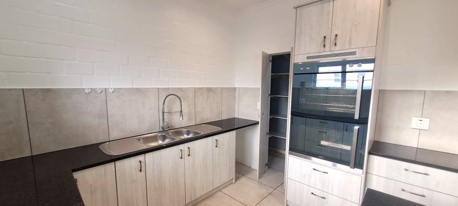 4 Bedroom Property for Sale in Hoogland Western Cape